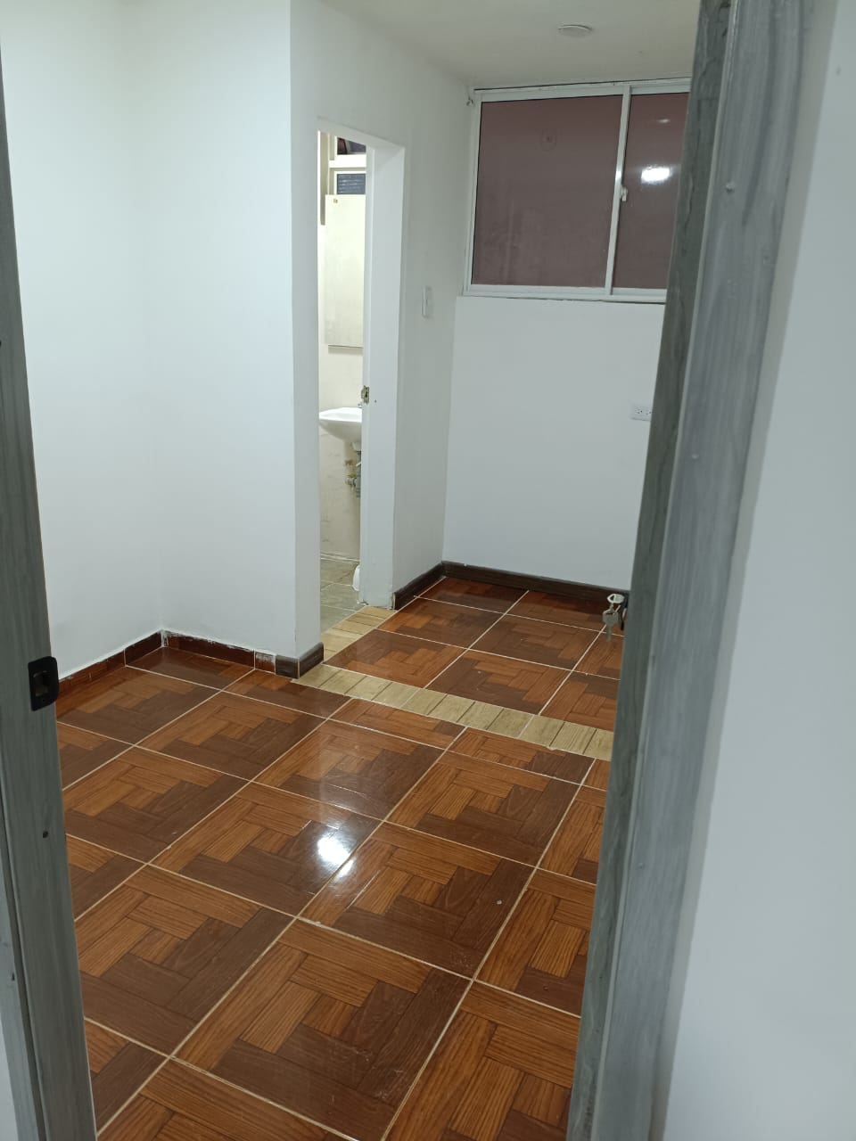 Pasillo hacia área auxiliar
