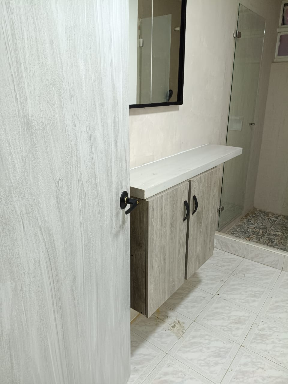 Lavamanos y espejo del baño renovado