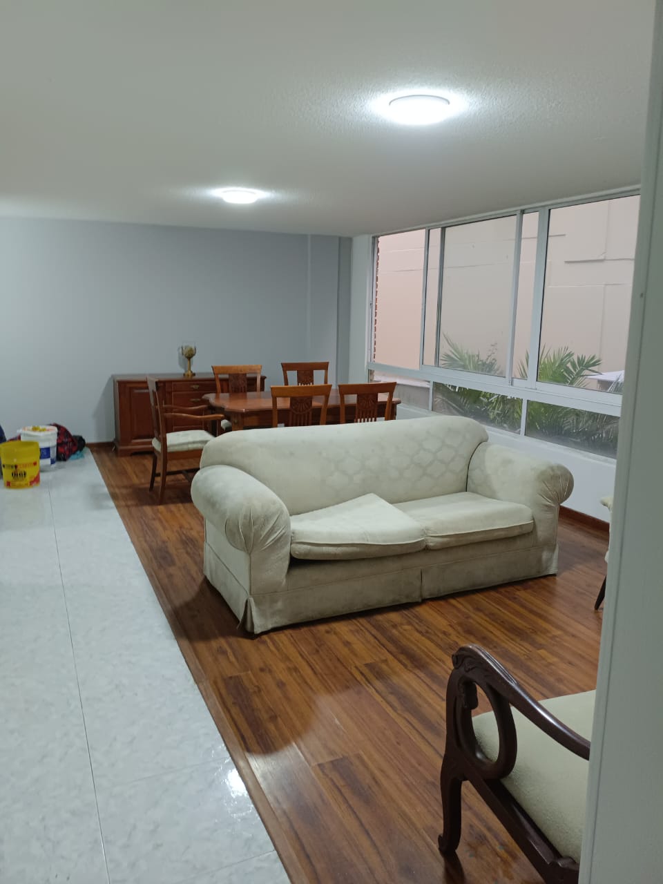 Sala-comedor amplia con zona de estar