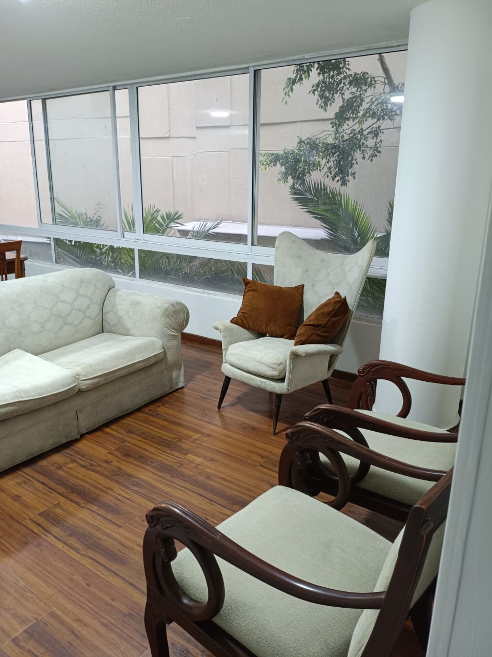 Sala con luz natural y vista al jardín