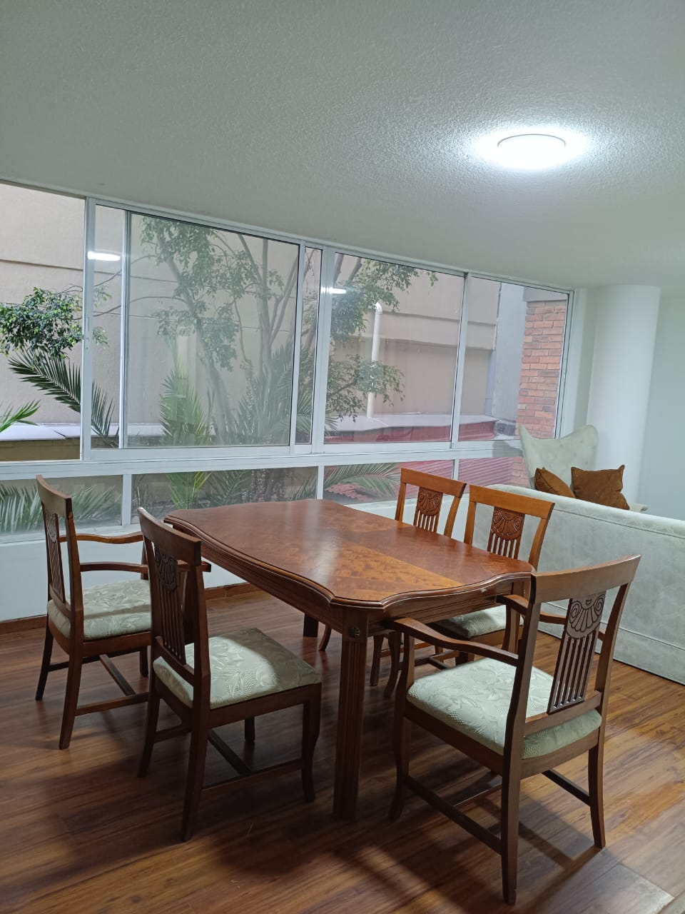 Comedor y sala con luz natural