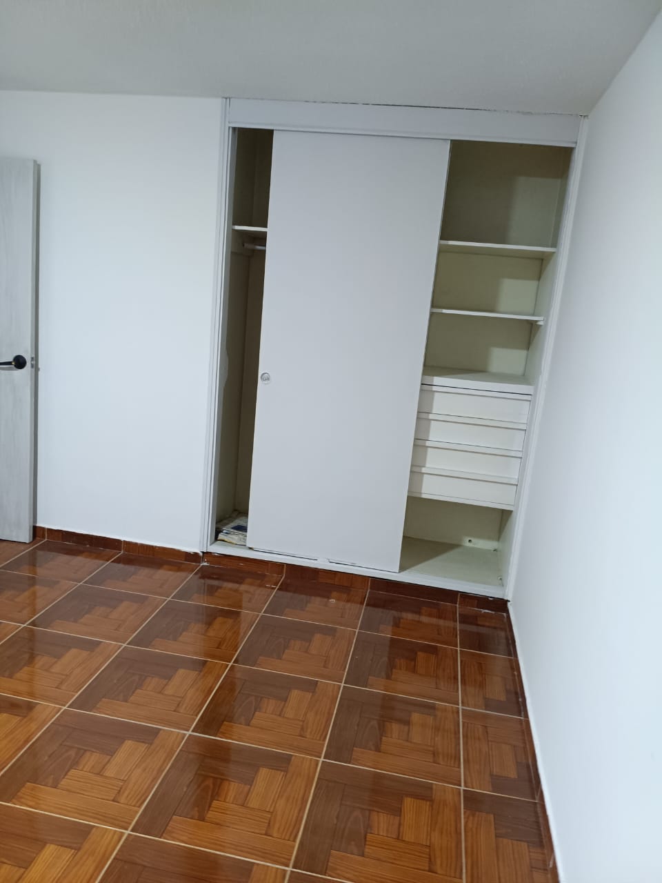 Habitación con clóset de pared
