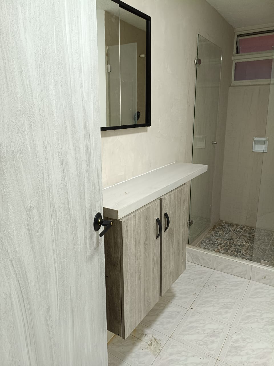 Baño renovado — lavamanos y ducha