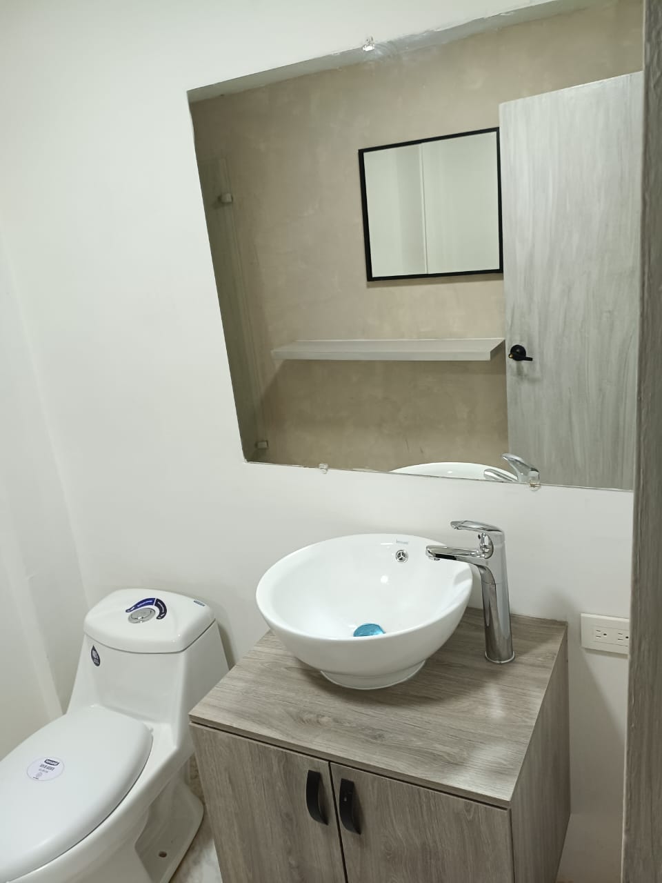Segundo baño — lavamanos y mueble