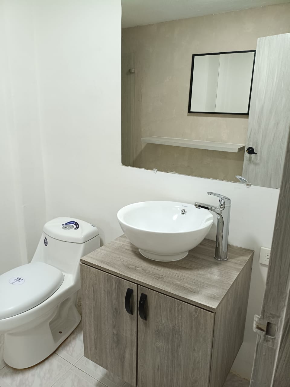 Segundo baño — mueble y espejo