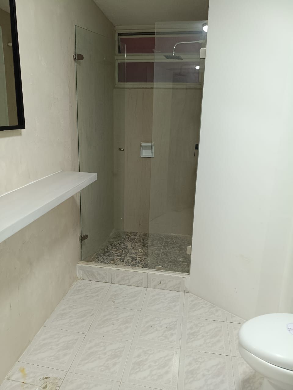 Segundo baño — ducha y lavamanos