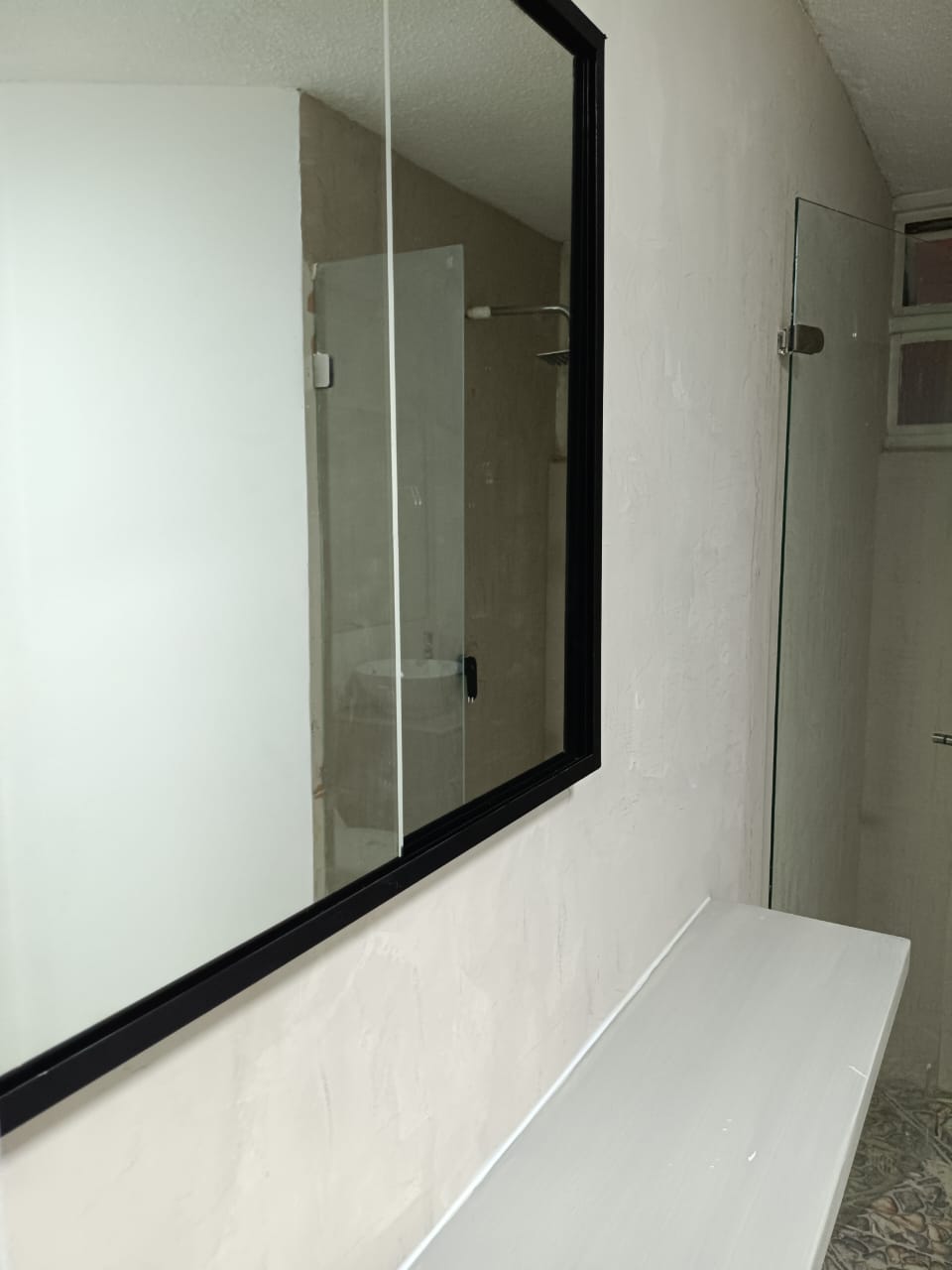 Espejo y repisa de baño — detalle